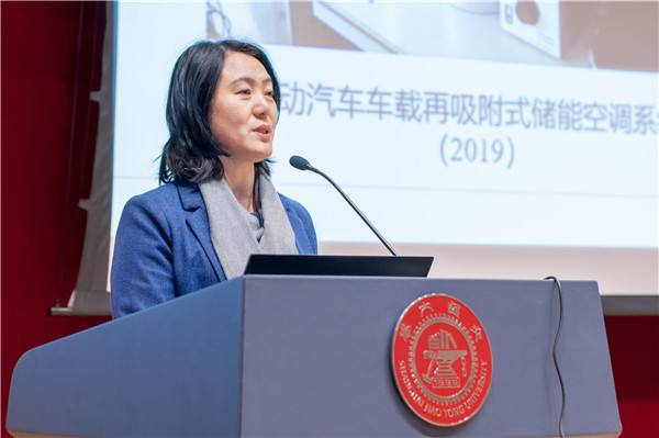 1616482899672074.jpg 图2 王丽伟进行项目分析.jpg