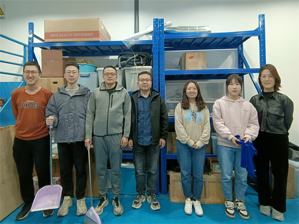 图3 工热所董威老师课题组学生党员清扫hga010网页登录C楼152实验室合影.jpg