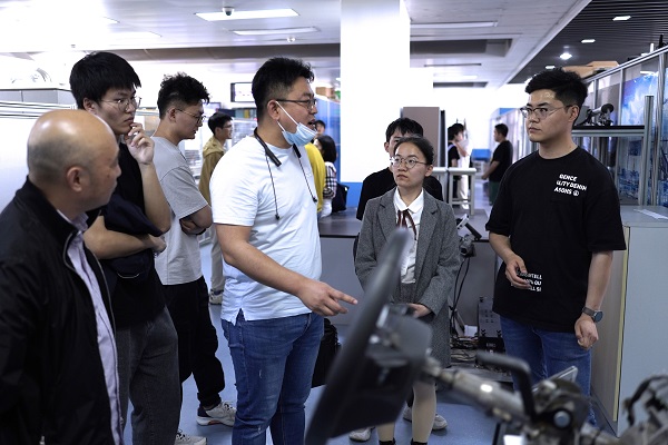 1684326691417216.jpg 图11+线控底盘实验室参观2.JPG