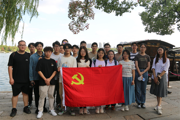 1701953116238944.jpg 图6 同学们在“红船”前合影留念.jpg