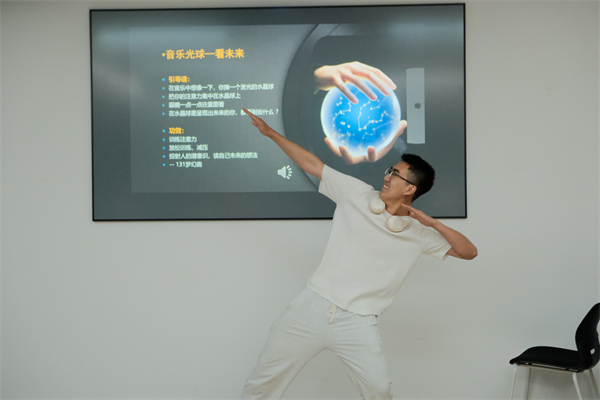 1715605799929948.jpg 图5 同学与未来合影留念1.jpg