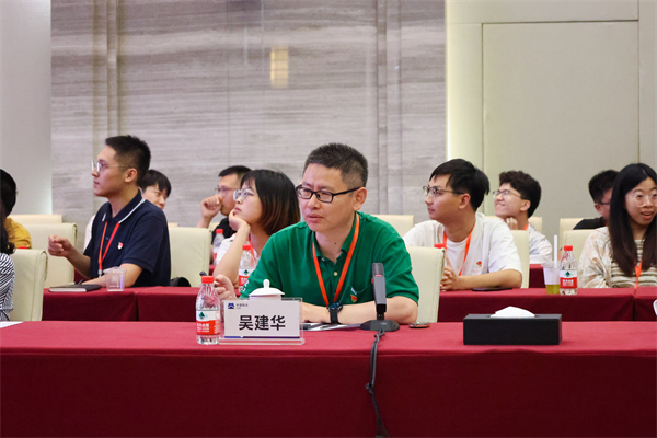 1716979815777321.jpg 图13-吴建华做所情介绍.jpg