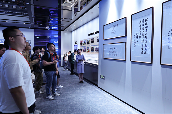 1716979906168718.jpg 图8-支部成员参观中国联合工程公司展厅.jpg