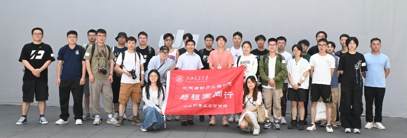 1751627809826651.jpg 实践团师生与校友董勇在大疆合影留念_resized.jpg